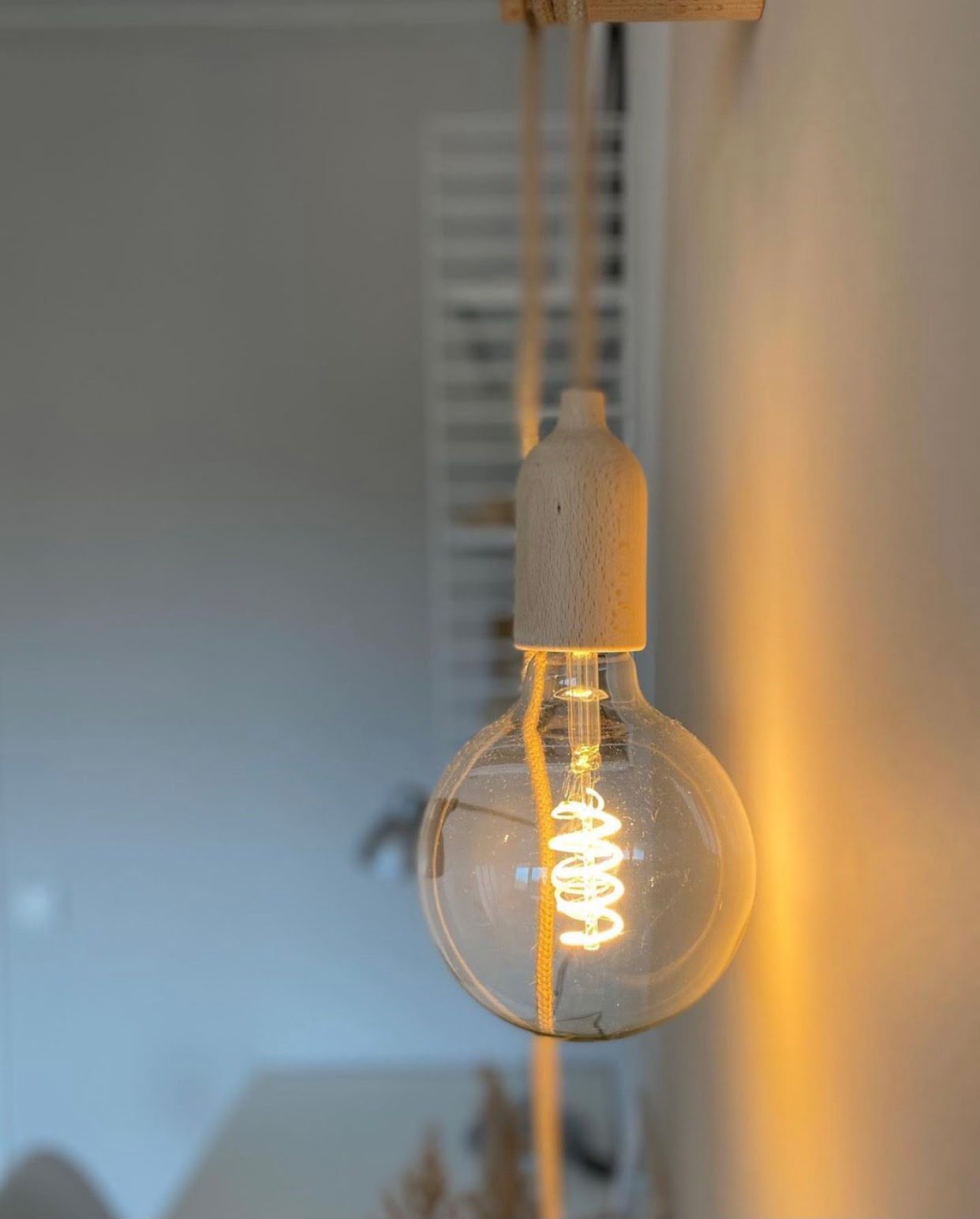 Illusie bellen Frons Blank houten stekker lamp - 200 cm snoer | Liefs van Emma