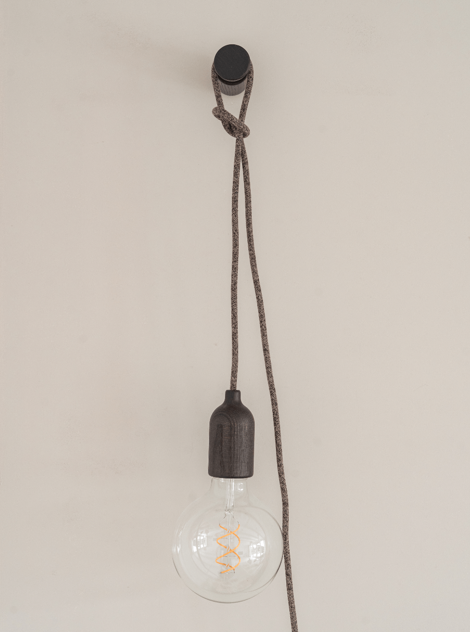 Logisch Disciplinair Onbelangrijk Donker houten stekker lamp met wandhaak - 200 cm snoer | Liefs van Emma